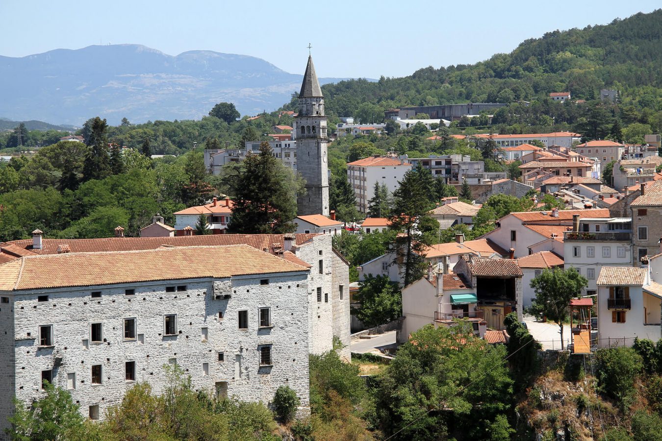 Où se trouve la vieille ville de Pazin