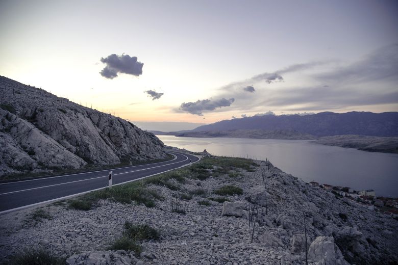 Carretera con vista al mar