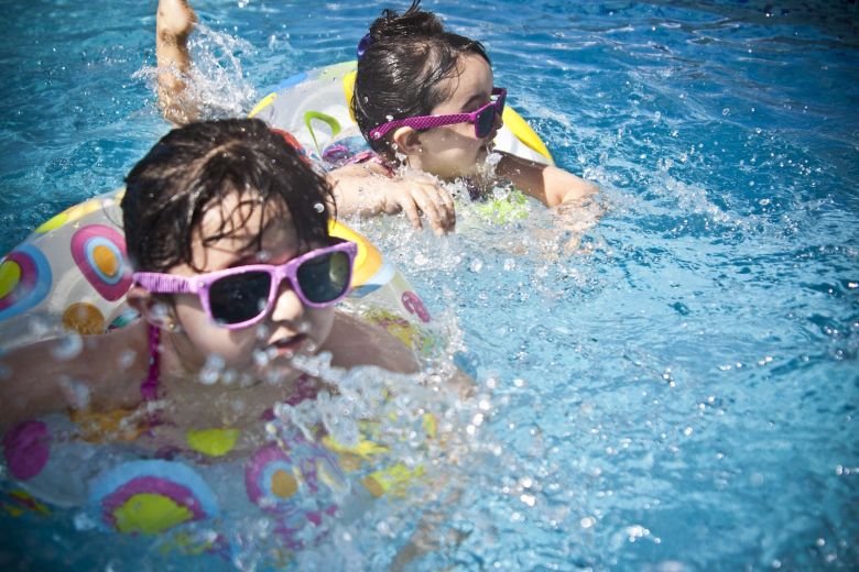 Kinderen spelen in het zwembad